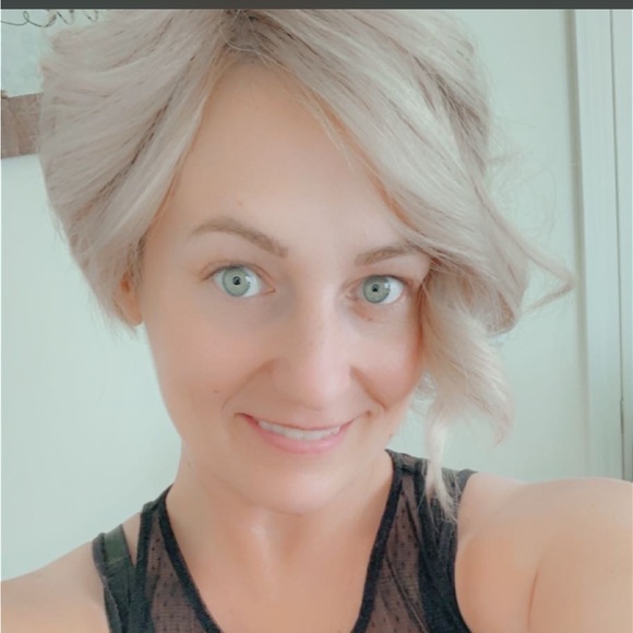 Meet your Posher, Jennifer - Picture 2 of 2